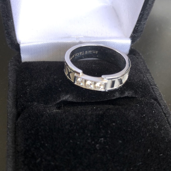 Tiffany and Co. Three Diamond Atlas Ring size 6.5 - Picture 4 of 6